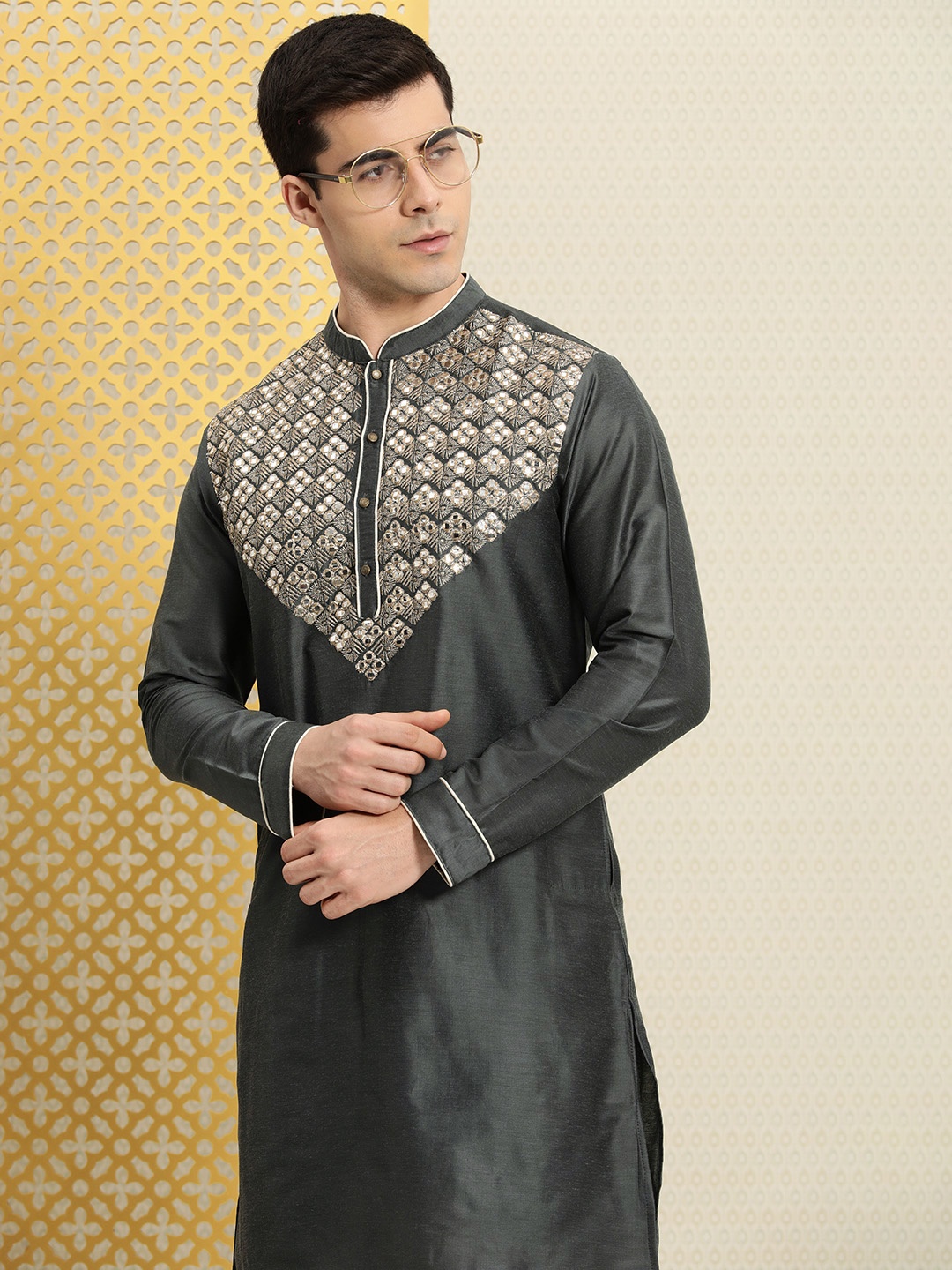 

House of Pataudi Men Embroidered Mirror Work Jashn Kurta, Grey