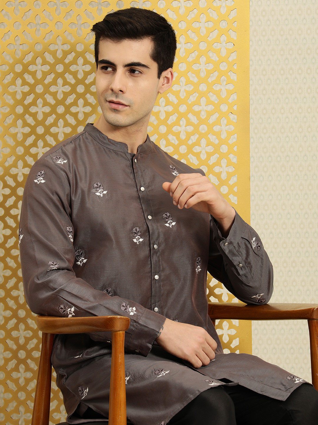 

House of Pataudi Men Grey Floral Embroidered Kurta