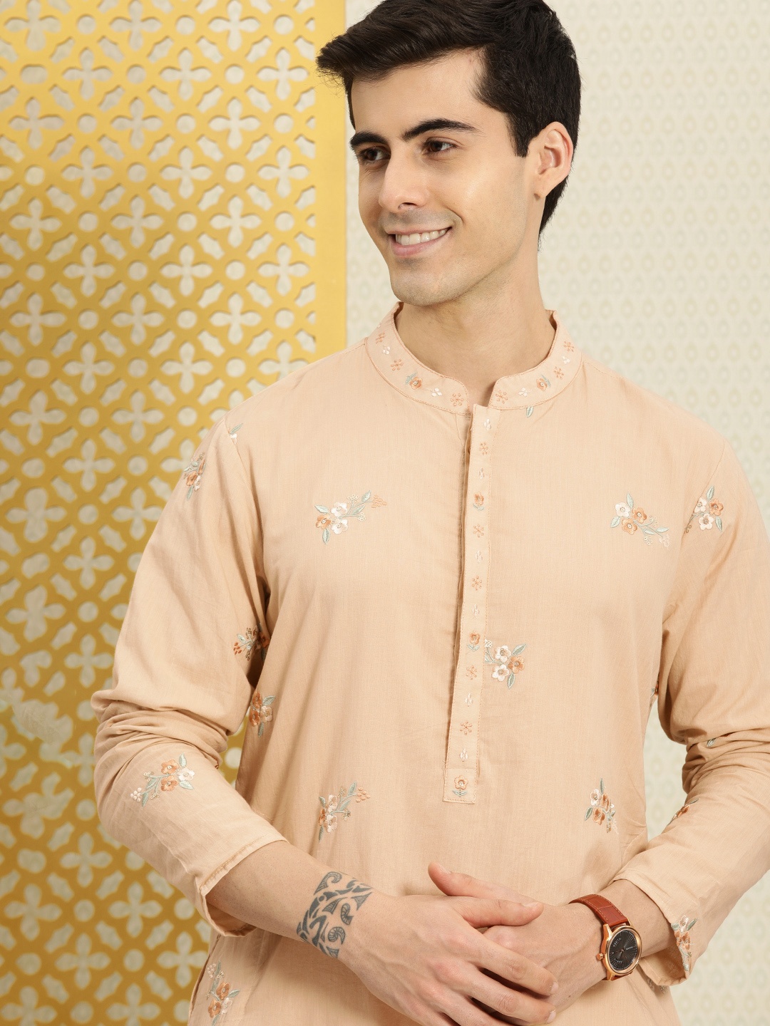 

House of Pataudi Men Beige Floral Embroidered Jashn Kurta with Sequins