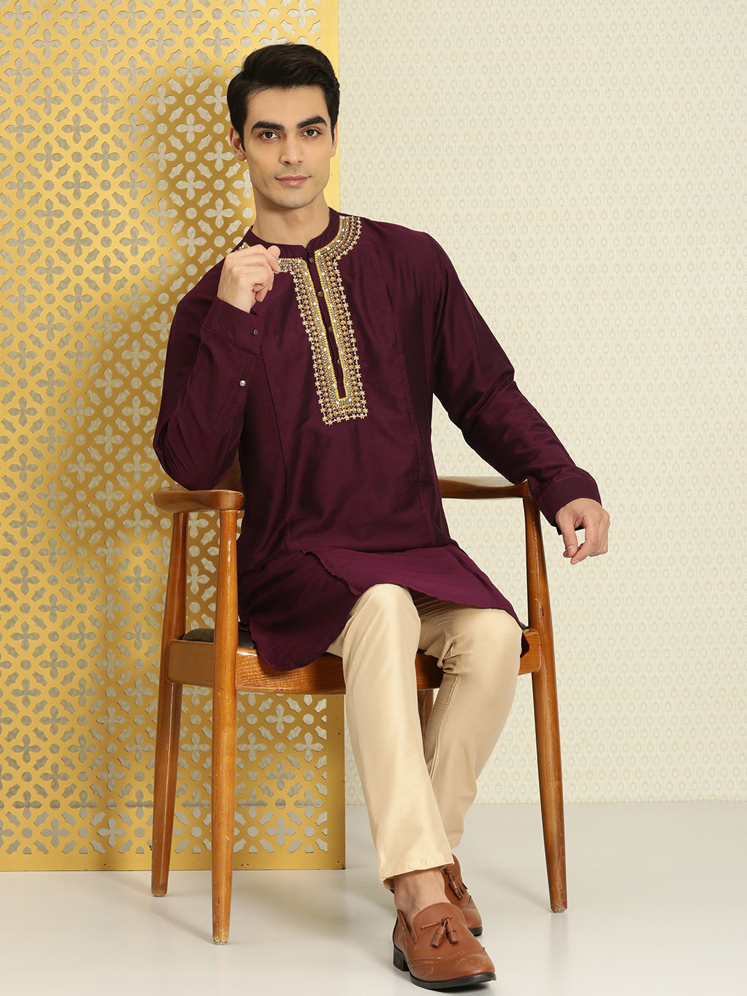 

House of Pataudi Men Burgundy Jashn Kurta
