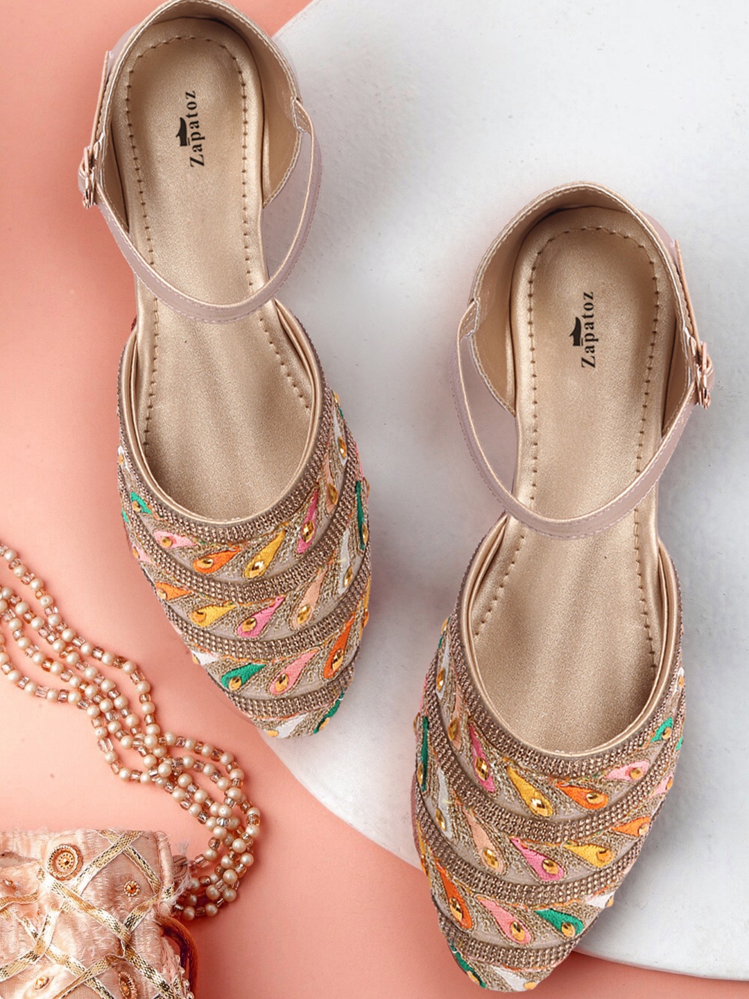 

ZAPATOZ Women Gold-Toned Ethnic Mojaris Flats