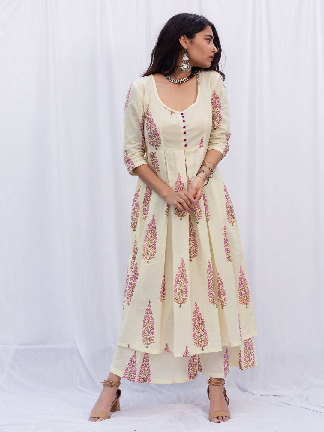 

SHRINKHLA Women Cream-Coloured & Pink Ethnic Motifs Cotton Anarkali Kurta