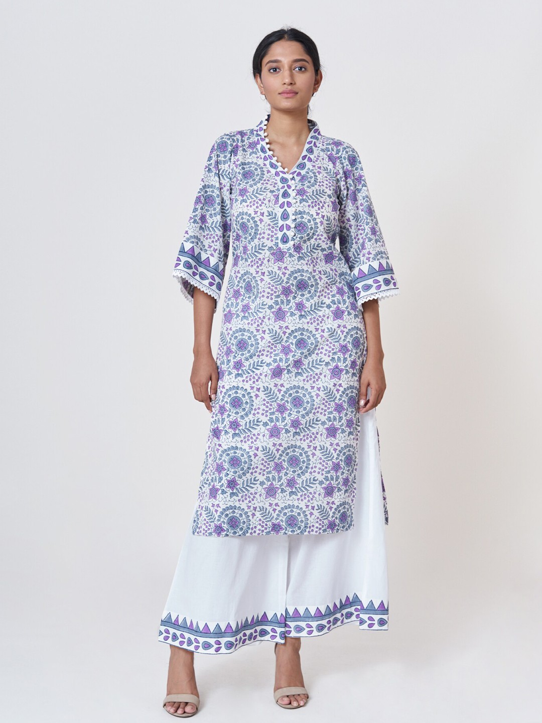 

SHRINKHLA Women White & Blue Floral Printed Floral Kurta