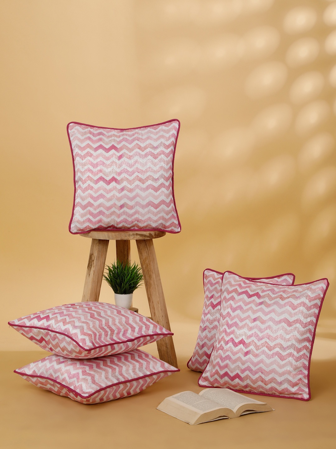 

ROSARA HOME Magenta & White Set of 5 Geometric Square Cushion Covers