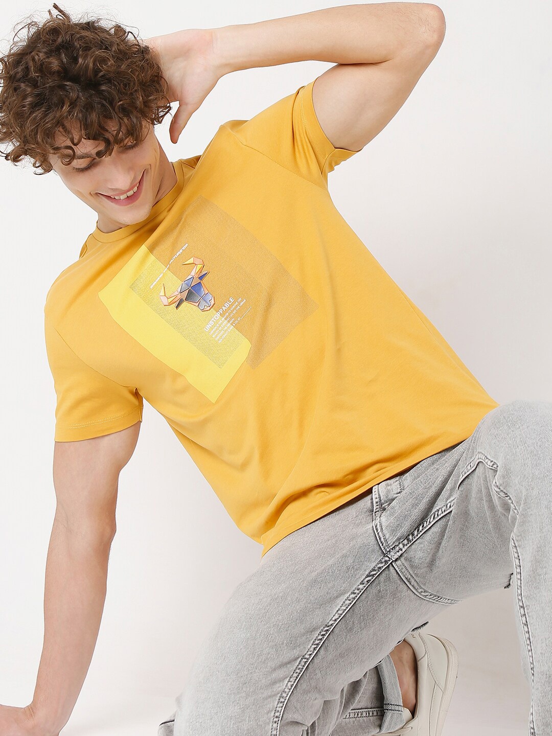 

Rex Straut Jeans Men Yellow Printed Slim Fit T-shirt