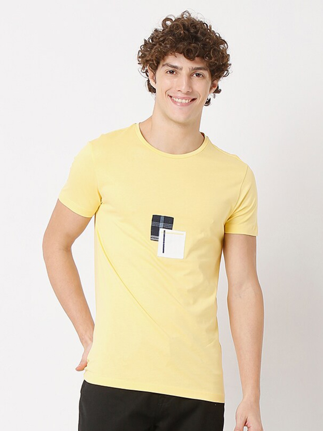 

Rex Straut Jeans Men Yellow Printed Slim Fit T-shirt