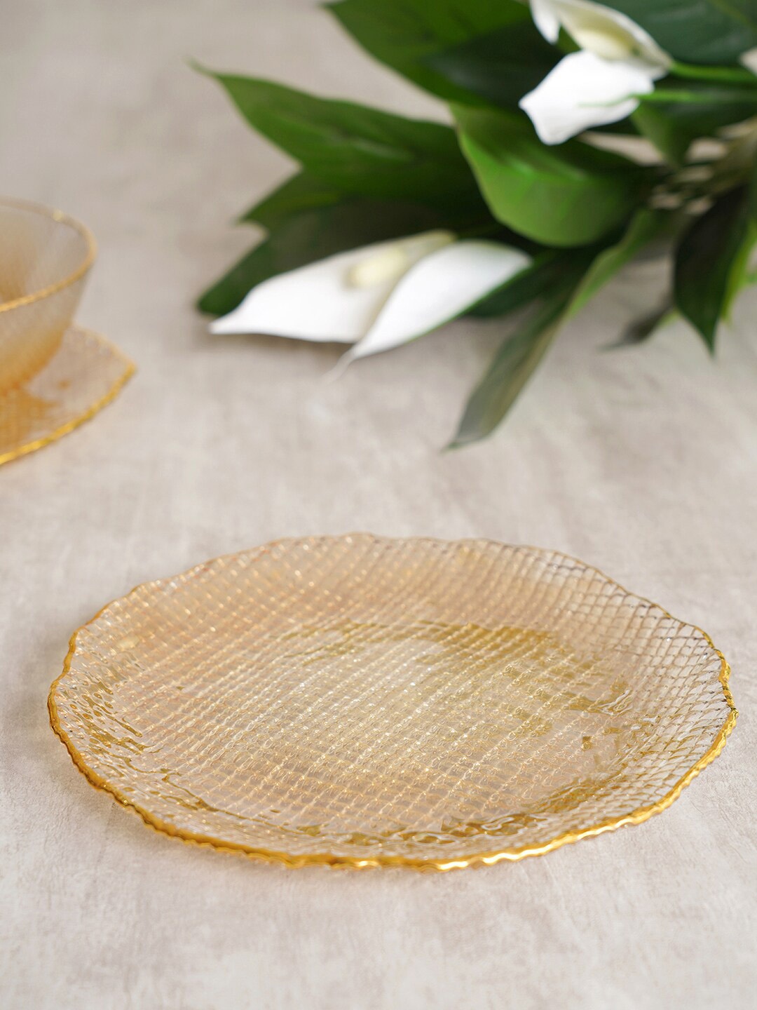 

Pure Home and Living Beige & Gold-Toned Geometric Textured Glass Glossy Plate