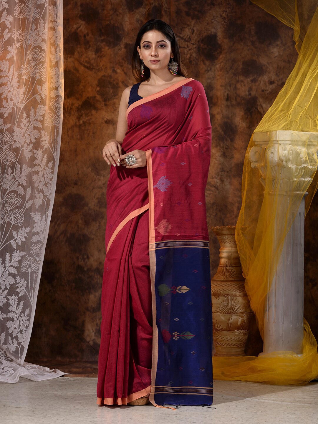 

Mitera Magenta & Gold-Toned Floral Saree