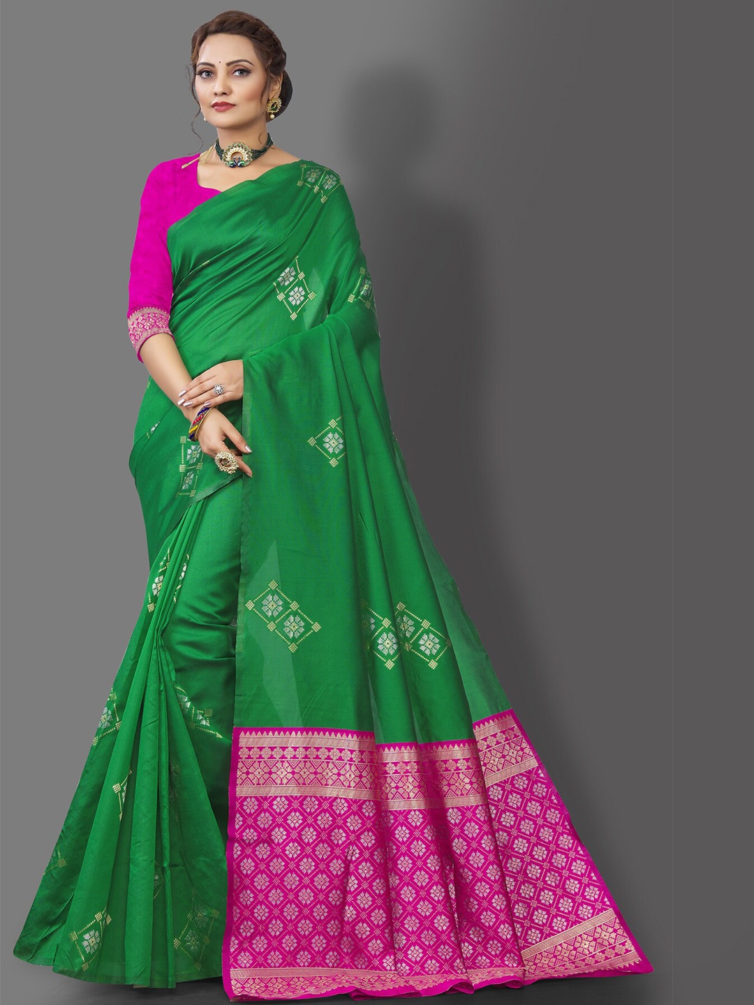 

Wuxi Women Green & Magenta Ethnic Motifs Zari Pure Silk Banarasi Saree