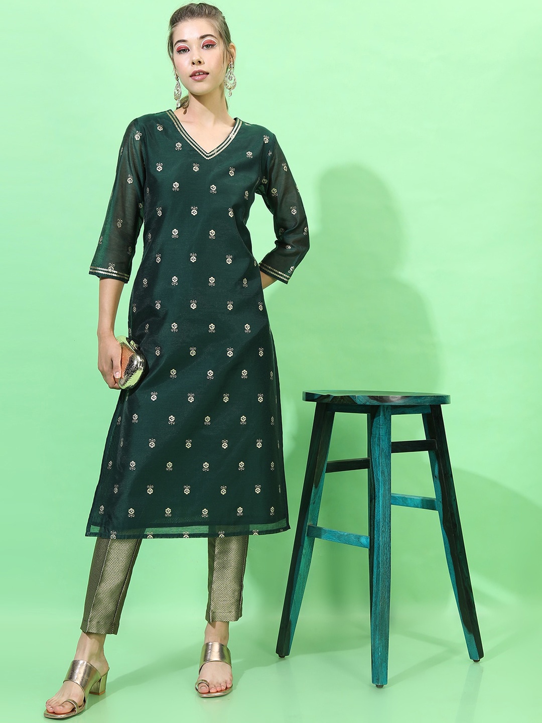 

Vishudh Women Green & Gold-Toned Geometric Embroidered Kurta