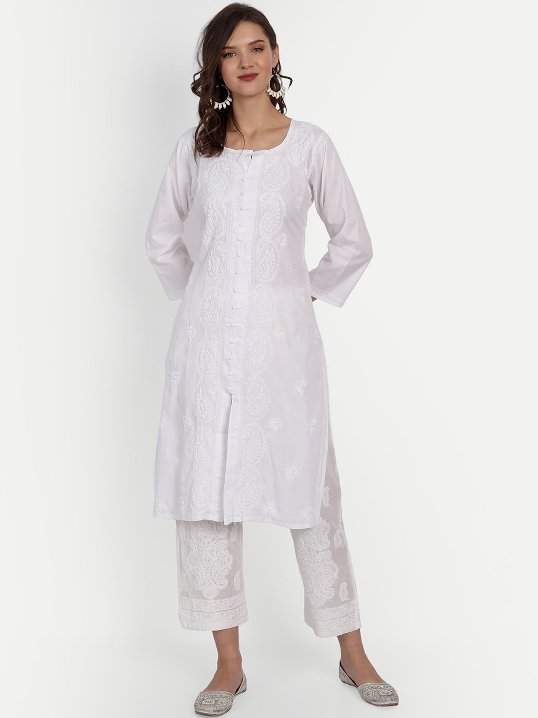

Indiankala4u Women White Paisley Embroidered Chikankari Kurta