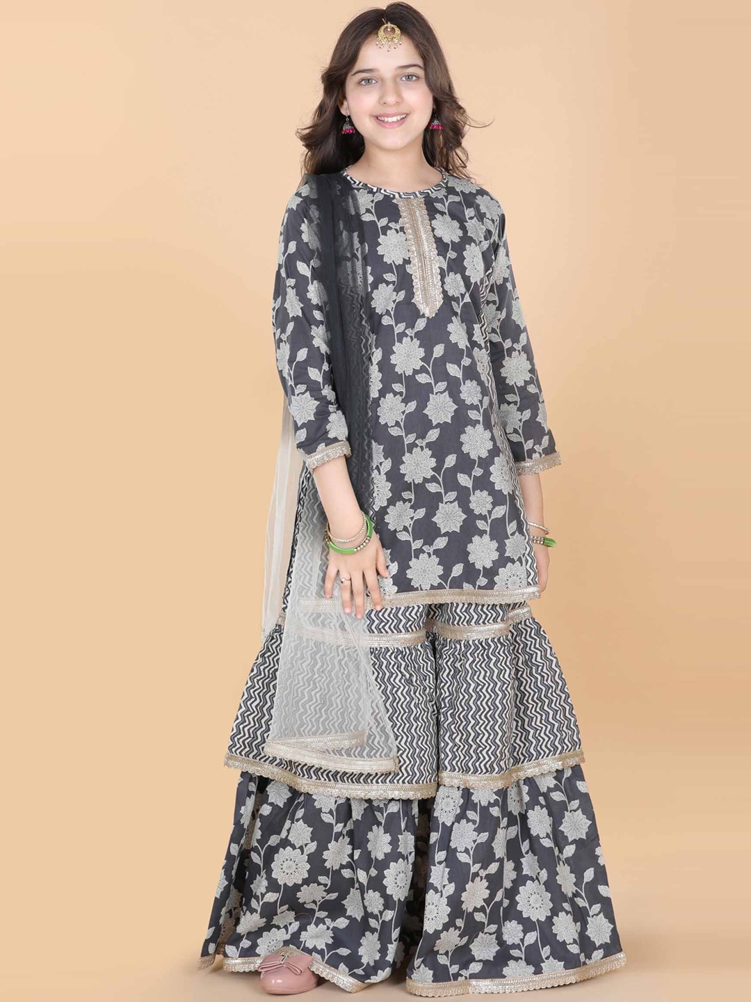 

ADIVA Girls Grey Floral Printed Gotta Patti Pure Cotton Kurta Set