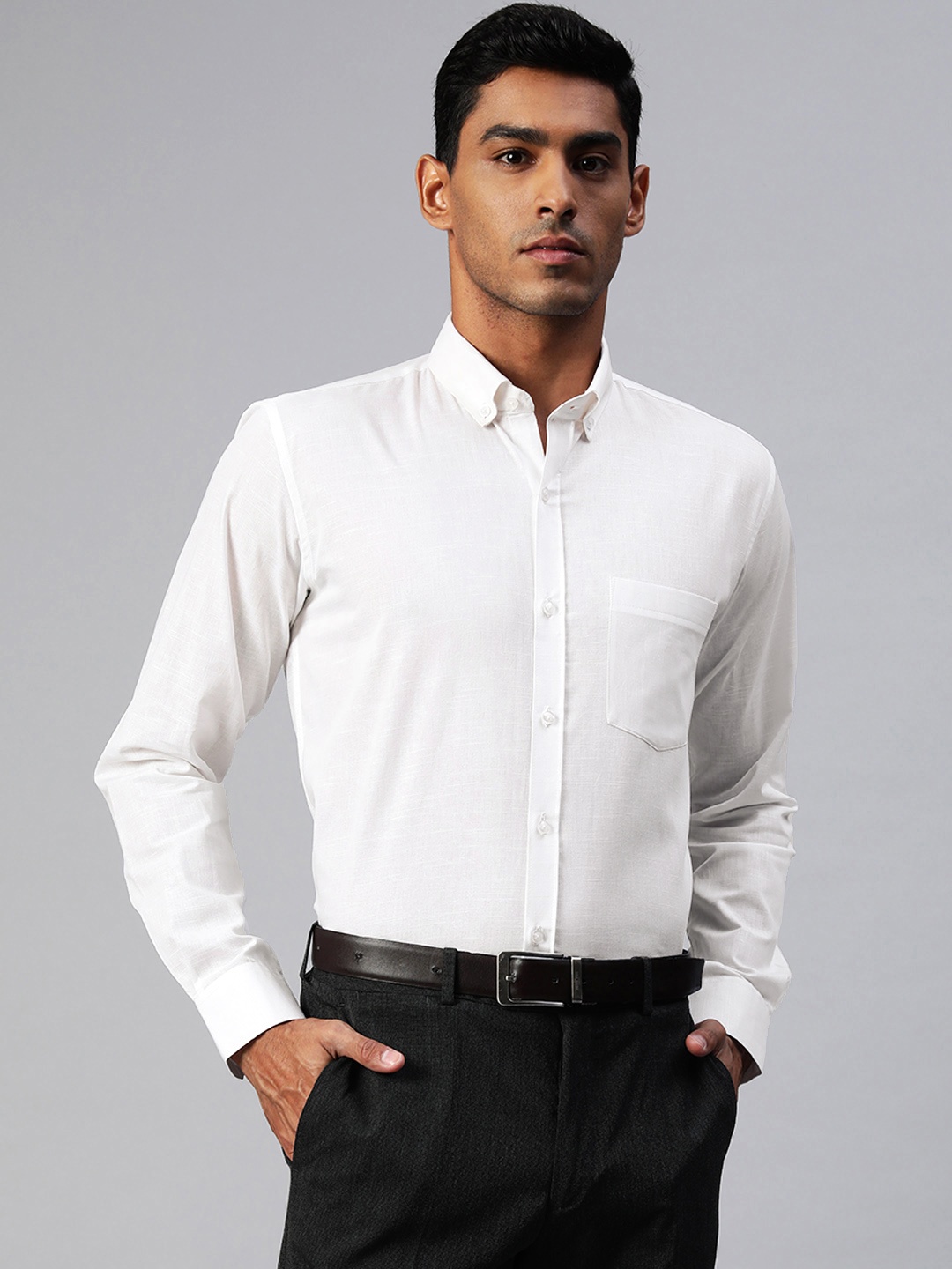 

MANQ Men White Solid Smart Formal Shirt