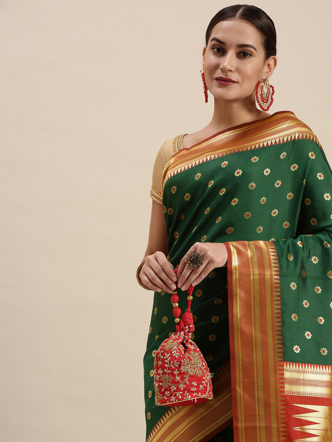 

Rudra Fashion Green & Gold-Toned Floral Silk Blend Banarasi Saree