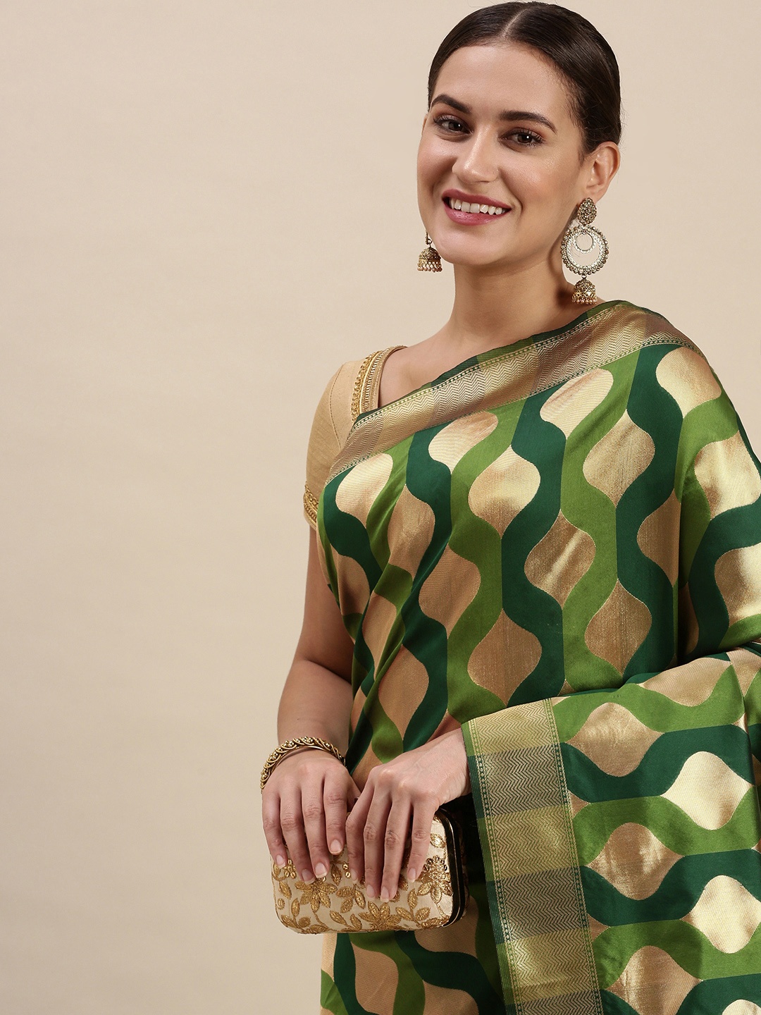 

Rudra Fashion Green & Gold-Toned Silk Blend Banarasi Saree