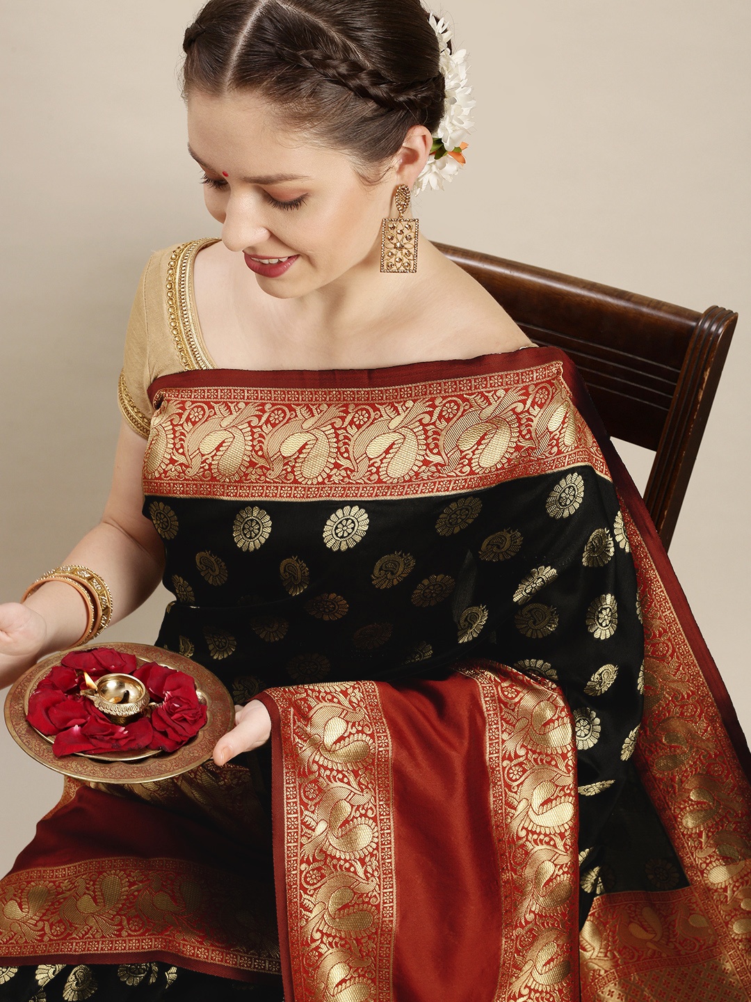 

Rudra Fashion Black & Gold Floral Silk Blend Banarasi Saree