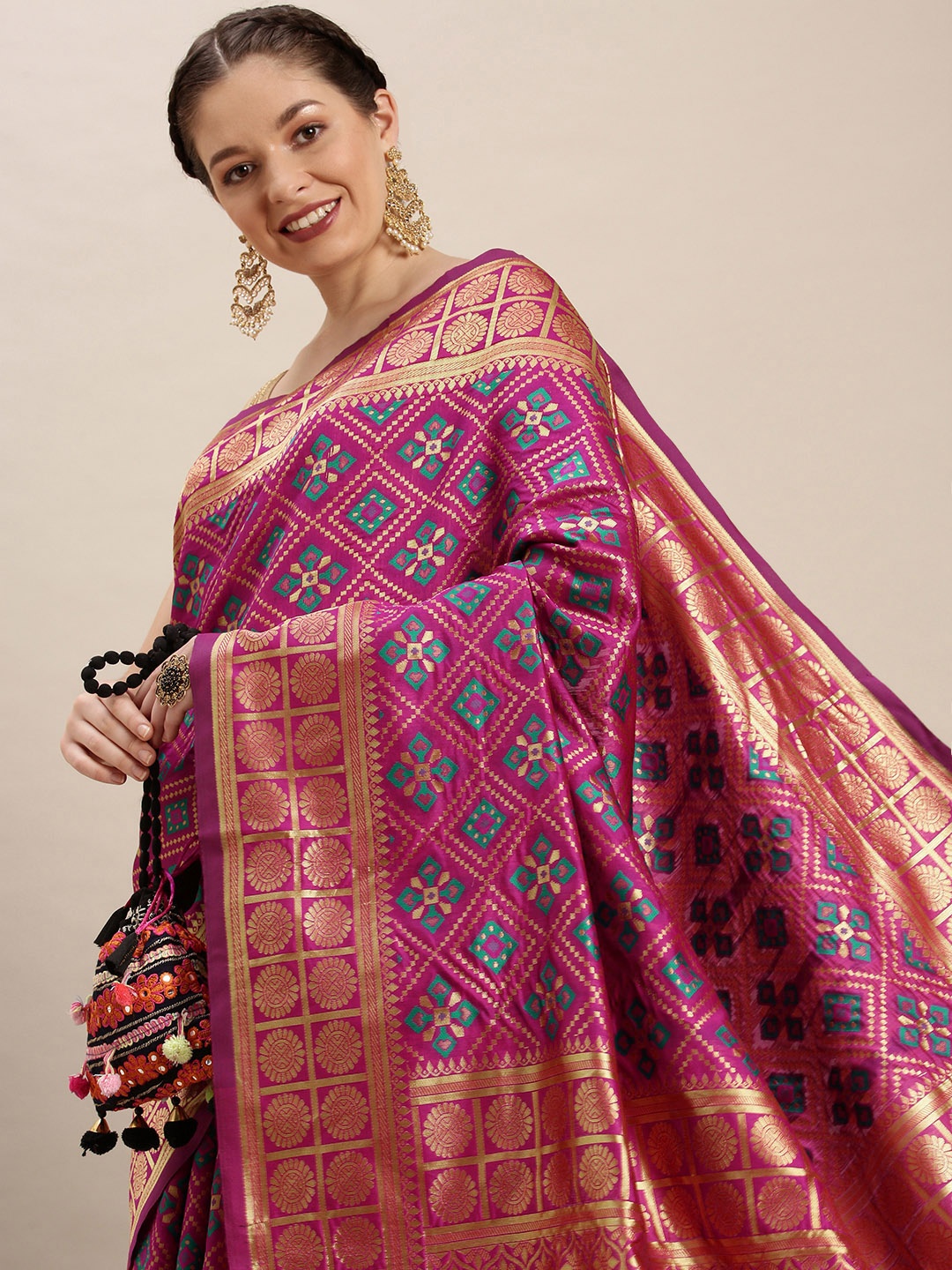 

Rudra Fashion Magenta & Gold-Toned Ethnic Motifs Silk Blend Banarasi Saree