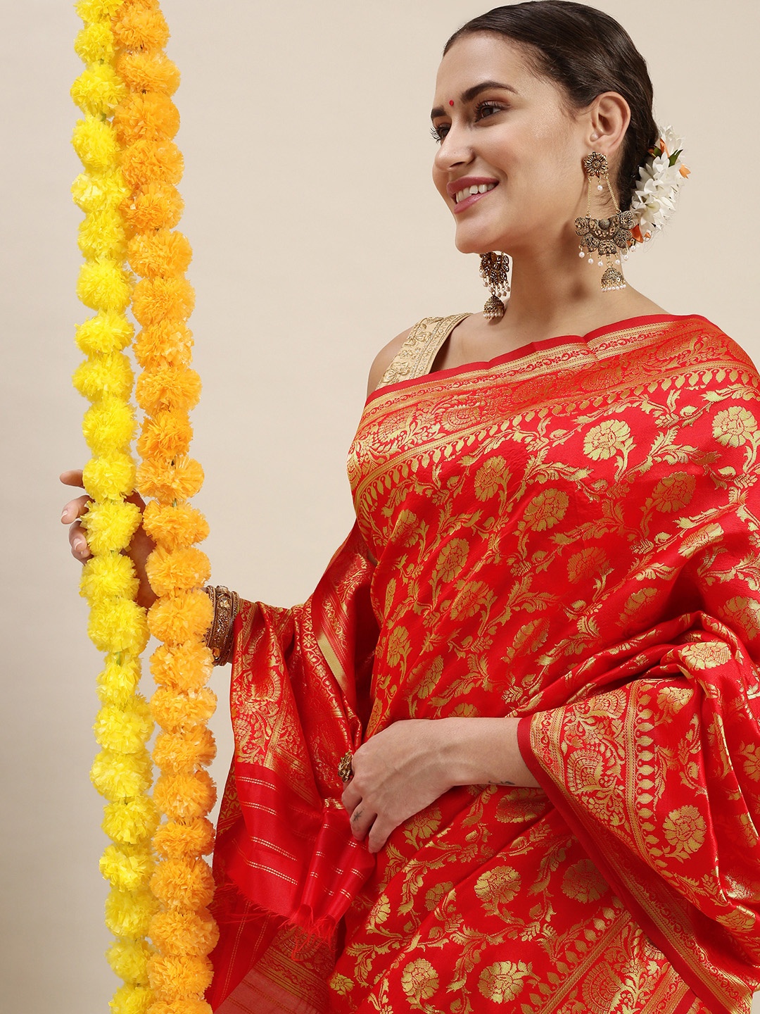 

Rudra Fashion Red & Gold-Toned Floral Silk Blend Banarasi Saree