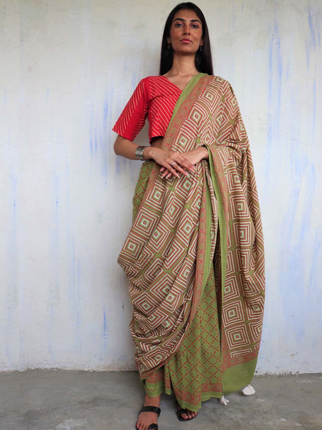 

Chidiyaa Green & Red Pure Cotton Saree
