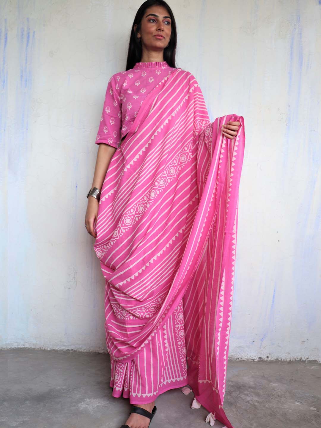 

Chidiyaa Pink & White Printed Pure Cotton Saree