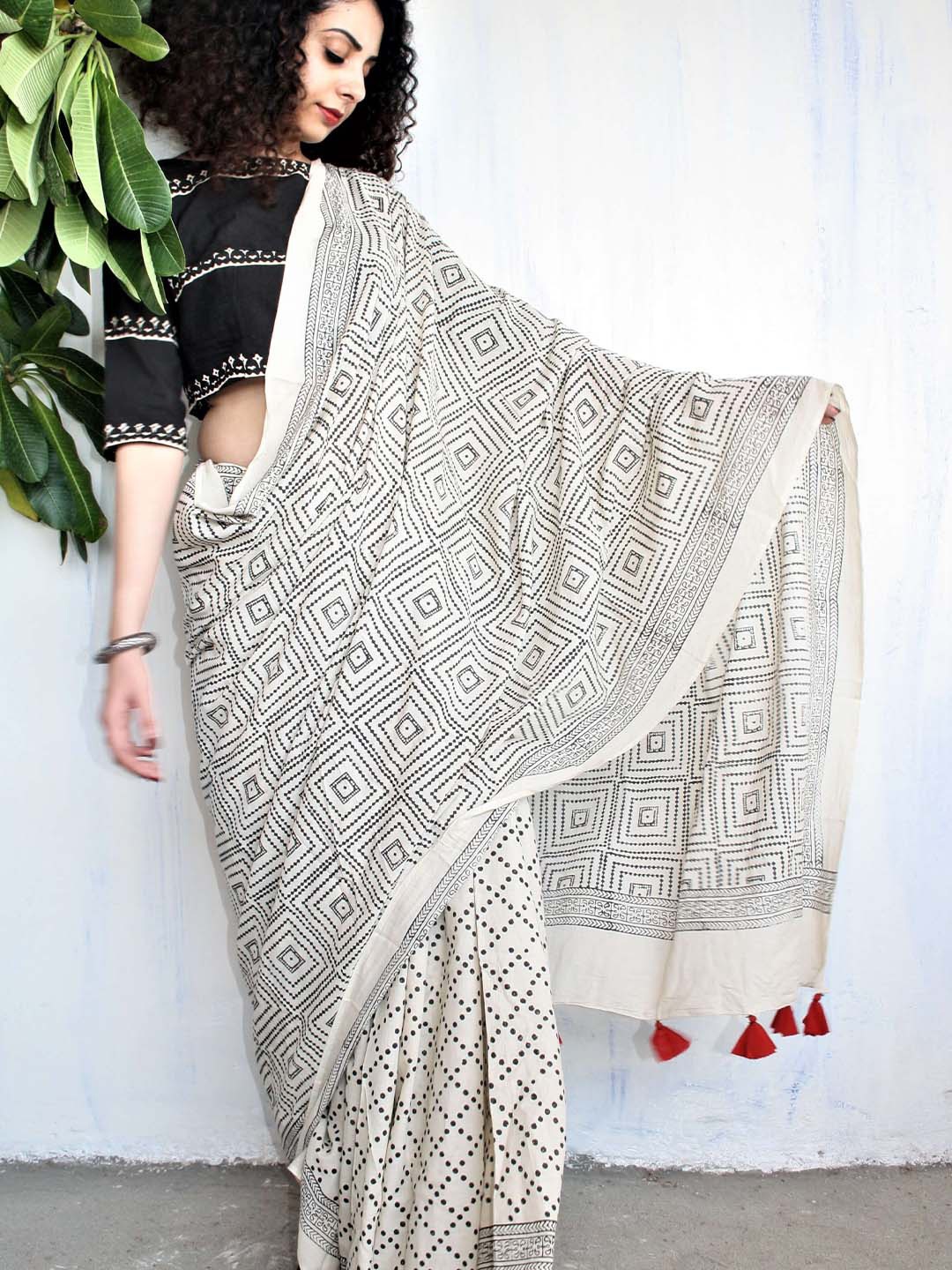 

Chidiyaa White & Black Geometric Printed Pure Cotton Saree