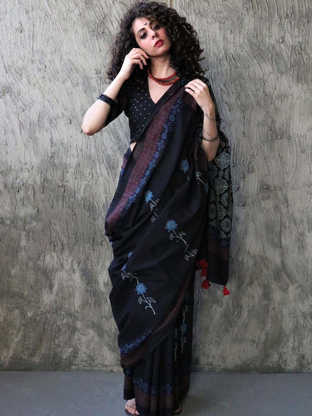 

Chidiyaa Black & Blue Floral Pure Cotton Saree