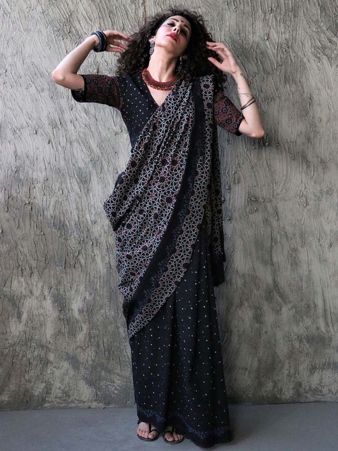 

Chidiyaa Women Black & White Pure Cotton Saree
