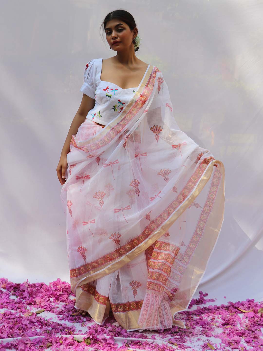 

Chidiyaa White & Gold-Toned Floral Pure Silk Saree