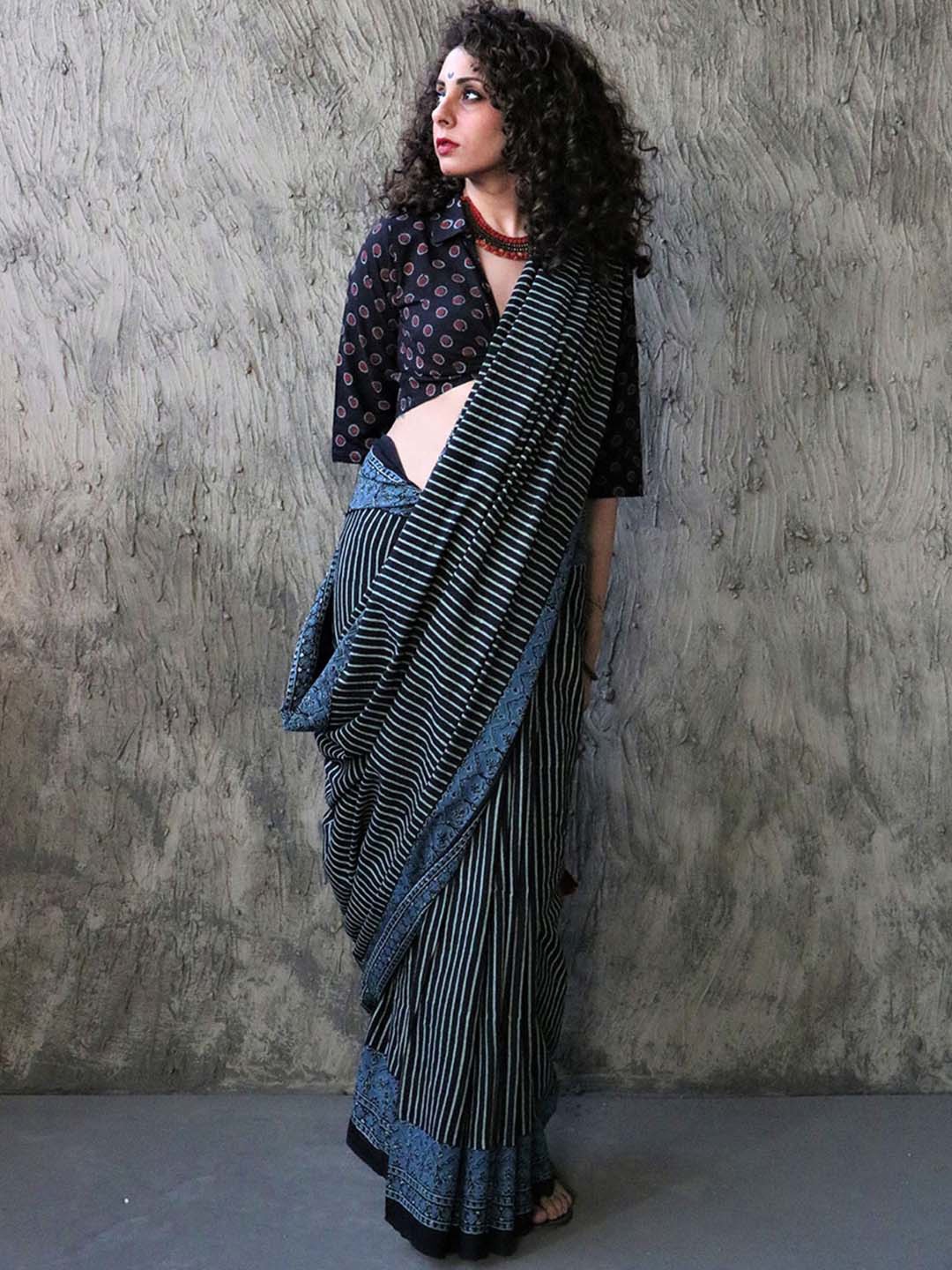 

Chidiyaa Black & White Striped Pure Cotton Saree