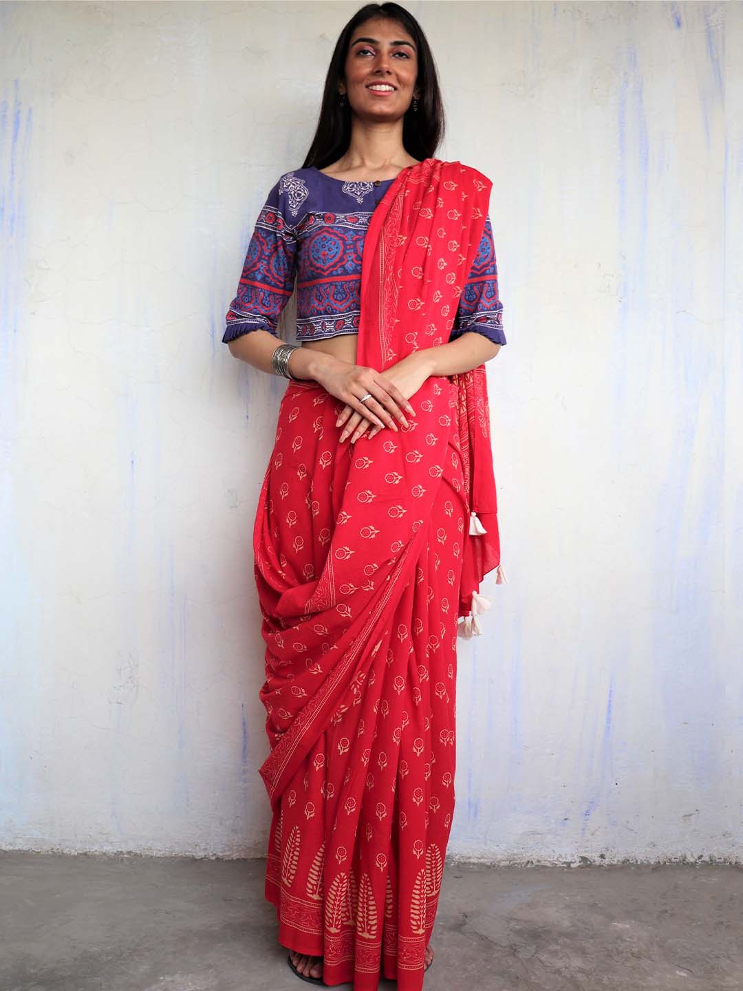 

Chidiyaa Women Red & White Floral Pure Cotton Saree