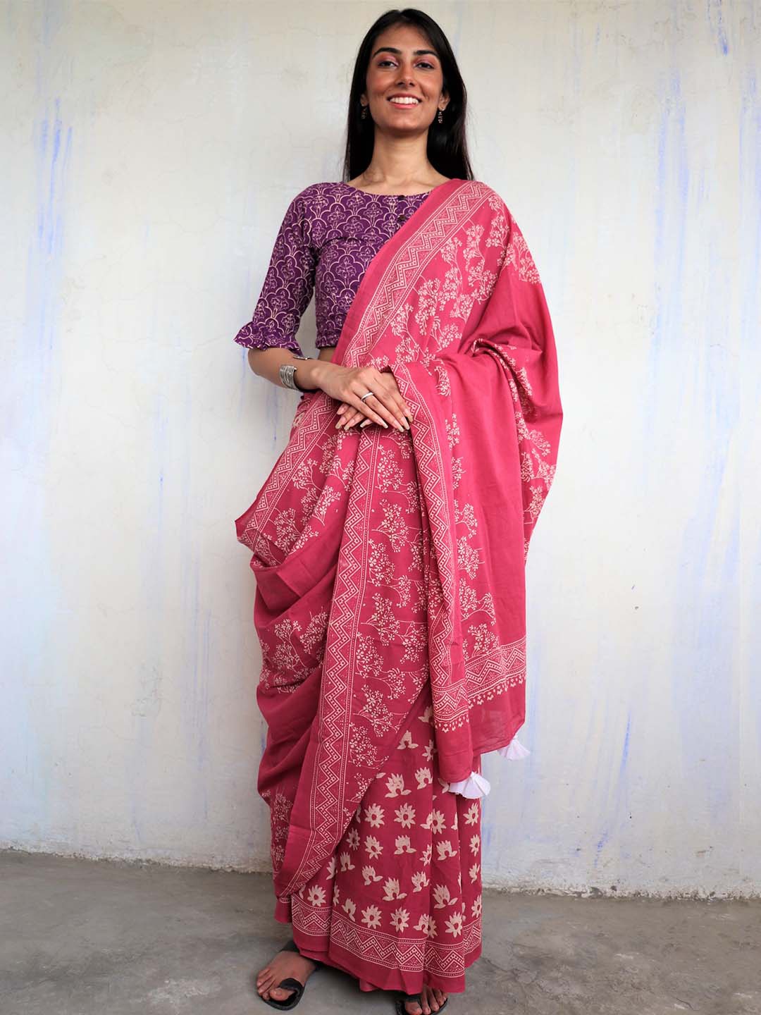 

Chidiyaa Pink & White Floral Printed Pure Cotton Saree