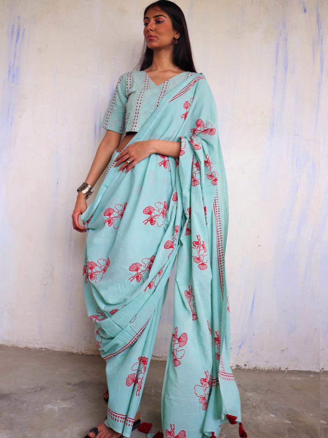 

Chidiyaa Blue & Red Floral Pure Cotton Saree