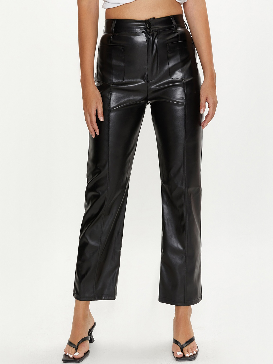 

URBANIC Women Black Solid Straight Cropped Trouser