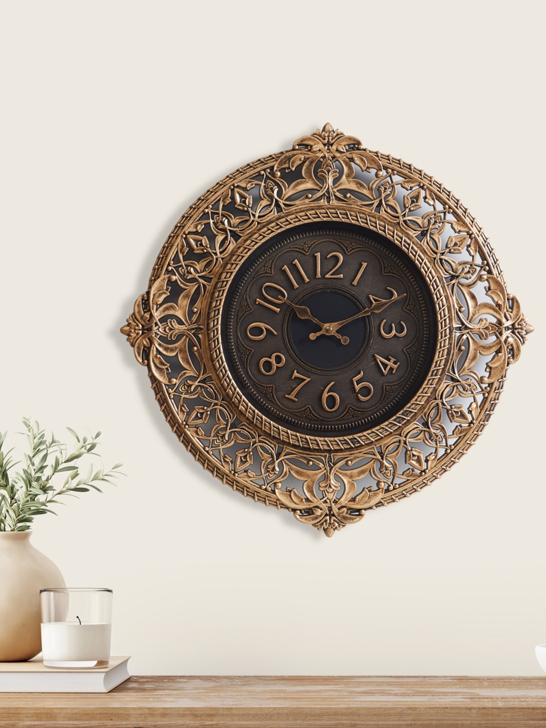 

Home Centre Gold-Toned & Black Textured Round Analogue Wall Clock