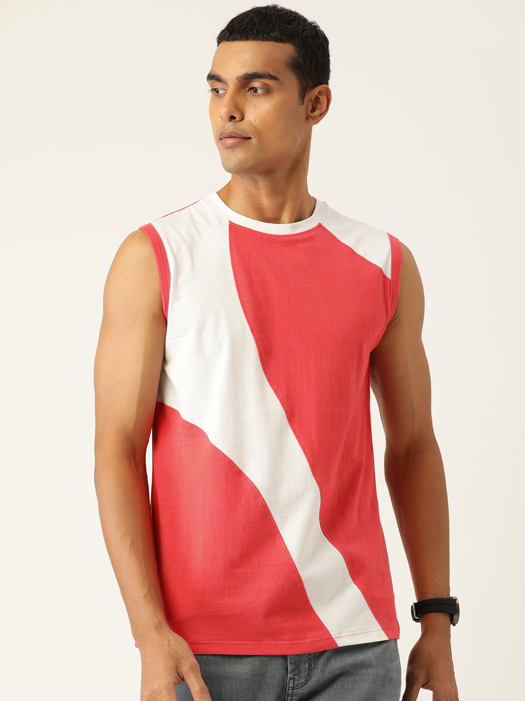 

Kushi Flyer Men White & Red Colourblocked Cotton T-shirt