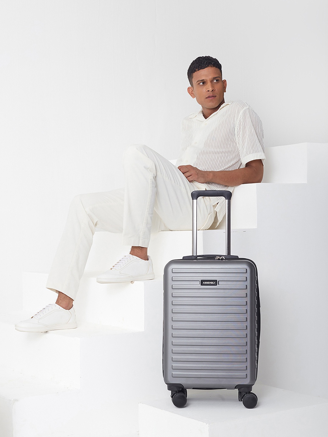 

Assembly Textured 360 Degree Rotation Hard Medium-Sized Trolley Bag 60L, Grey