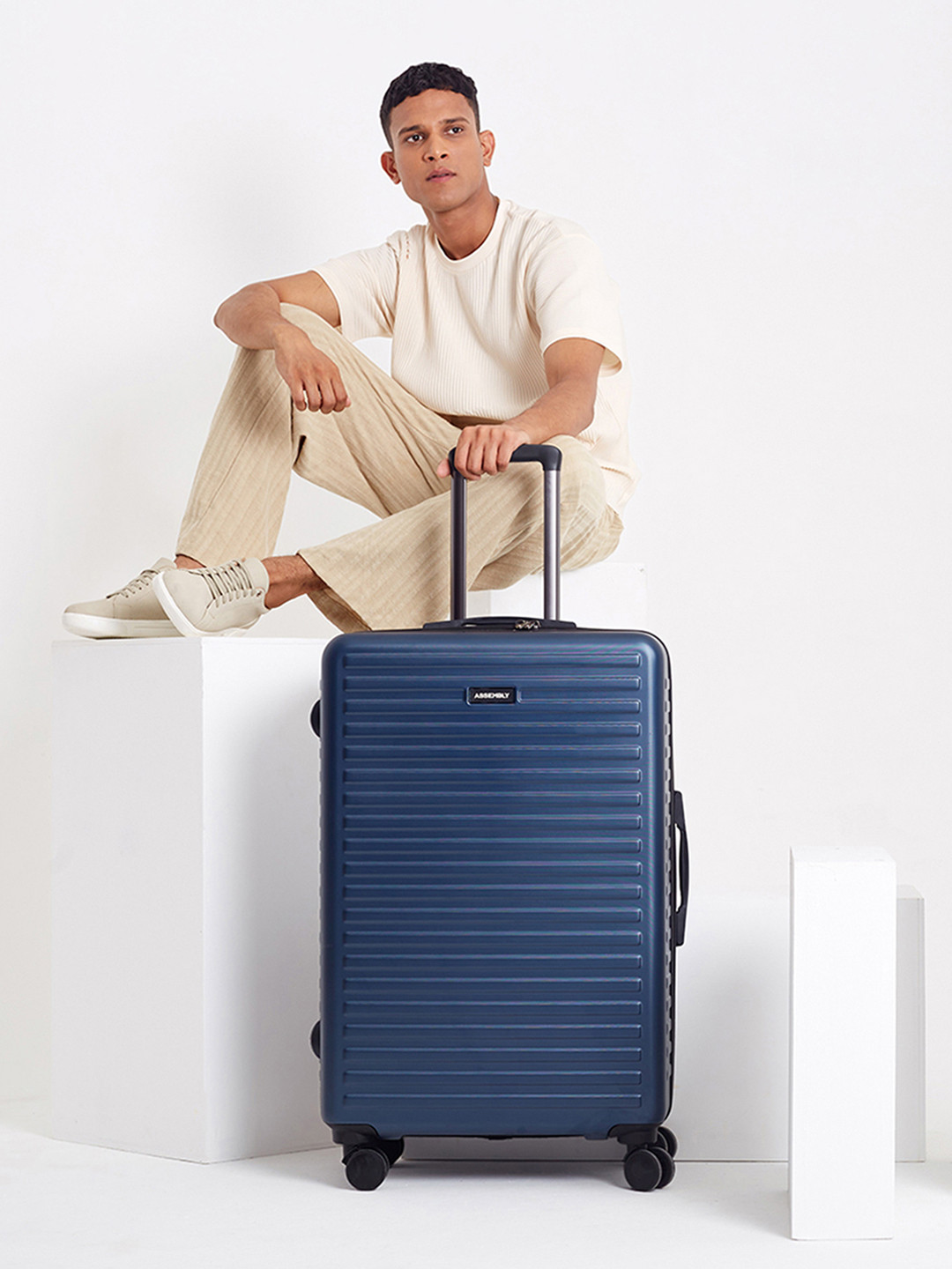 

Assembly Textured 360 Degree Rotation Hard Large-Sized Trolley Bag 85L, Blue