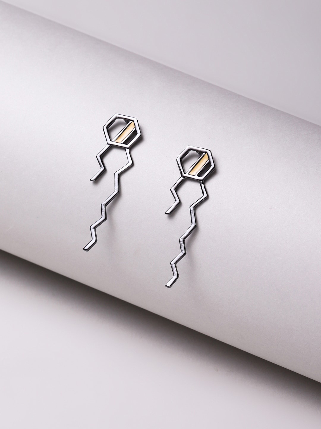 

Voylla Rhodium-Plated Black Contemporary Studs Earrings