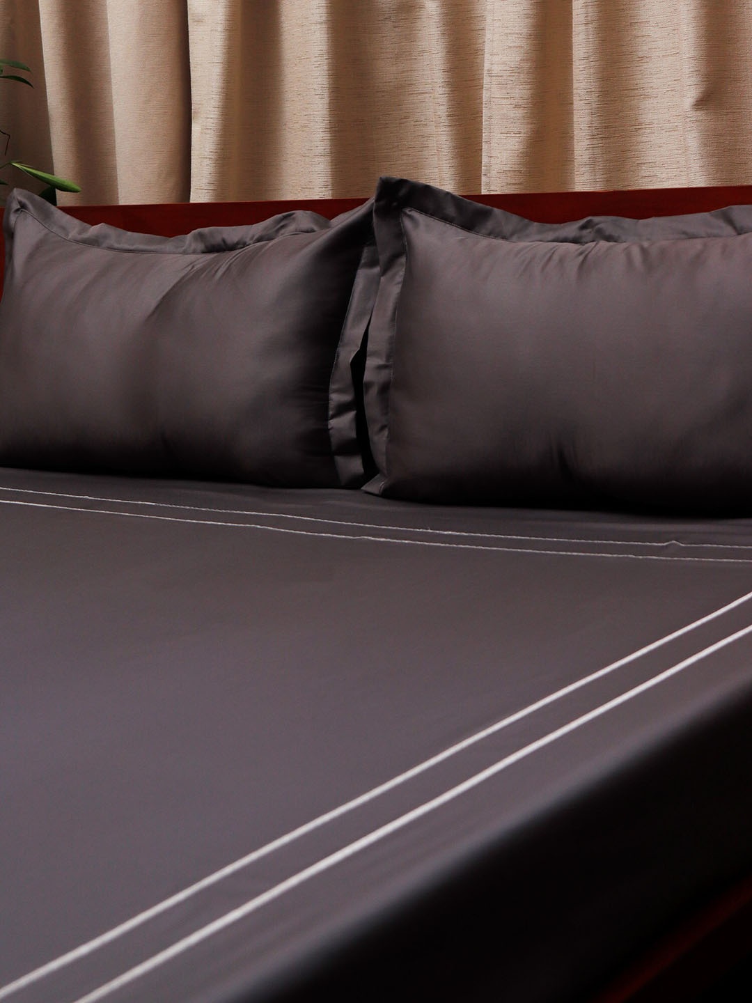 

ZEBA Grey Solid 600 TC King Bedsheet with 2 Pillow Covers