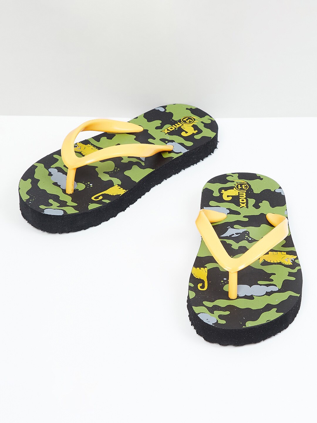 

max Boys Grey & Yellow Printed Rubber Slip-On