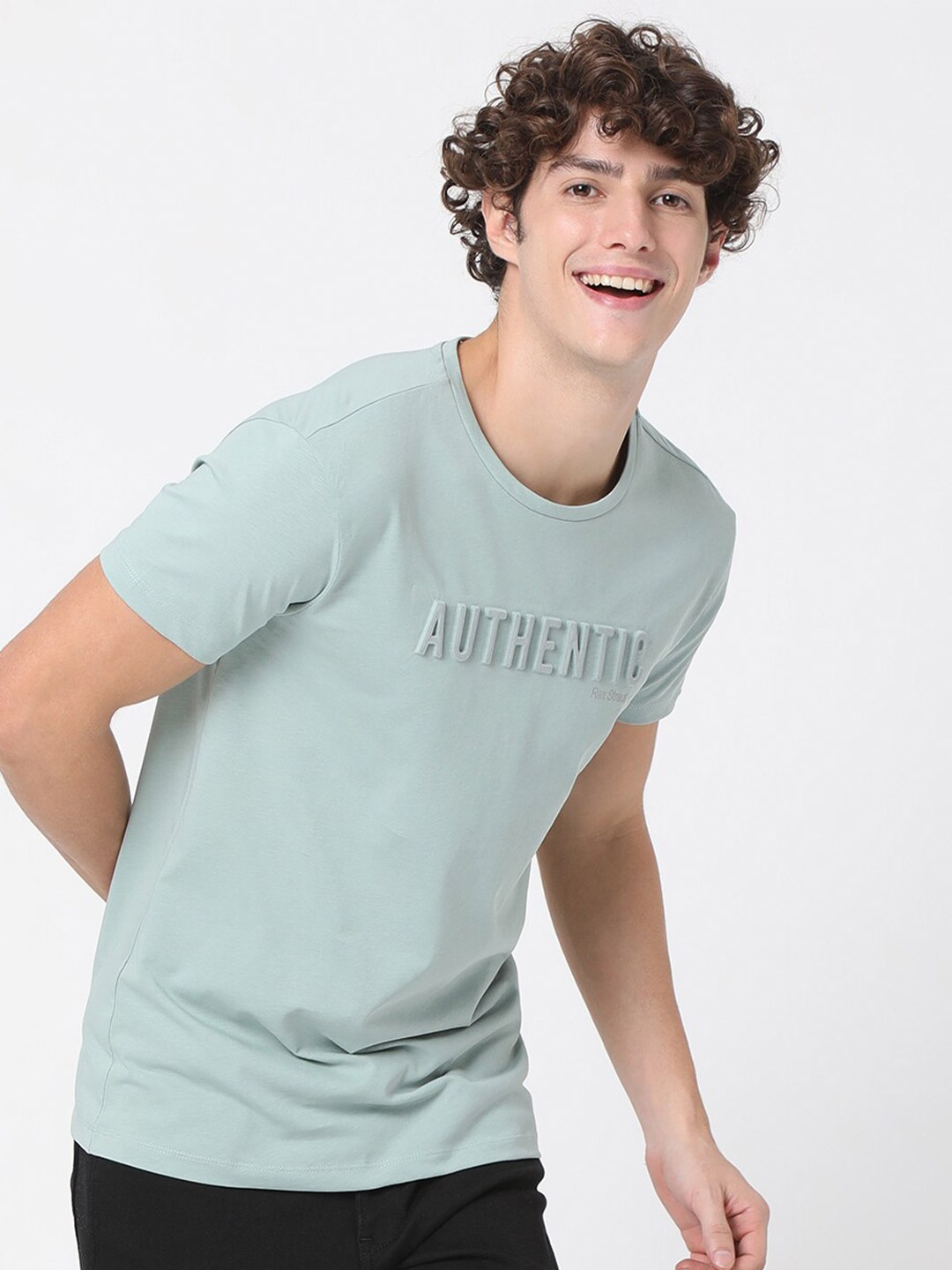 

Rex Straut Jeans Men Green Solid Slim Fit T-shirt