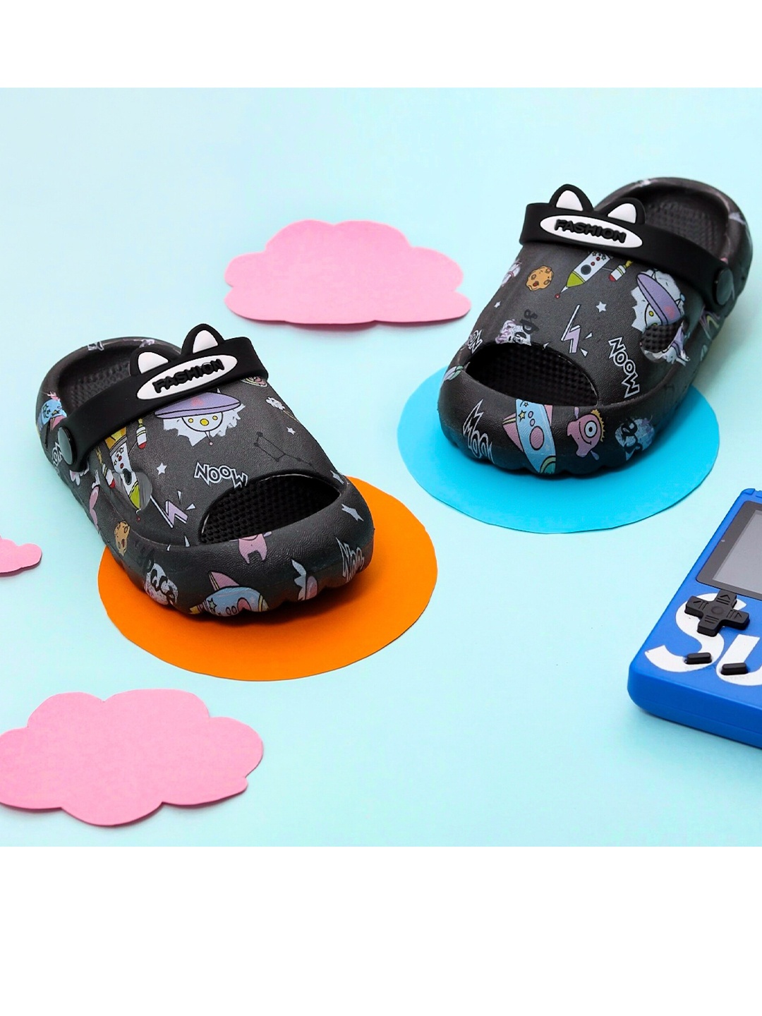 

Yellow Bee Boys Black & Blue Printed Comfort Sandals