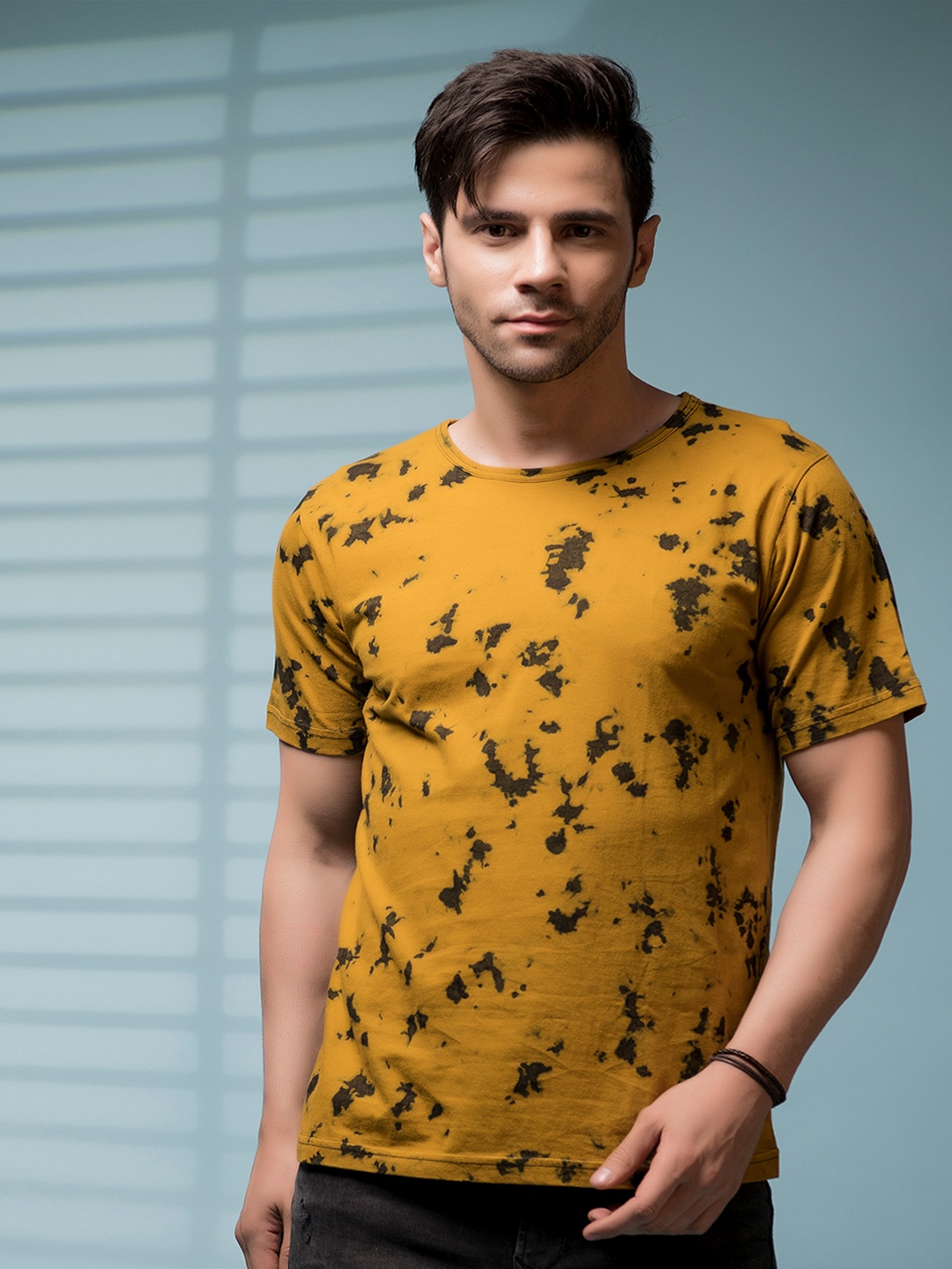 

Rigo Men Mustard Yellow & Black Tie and Dye Dyed Slim Fit T-shirt