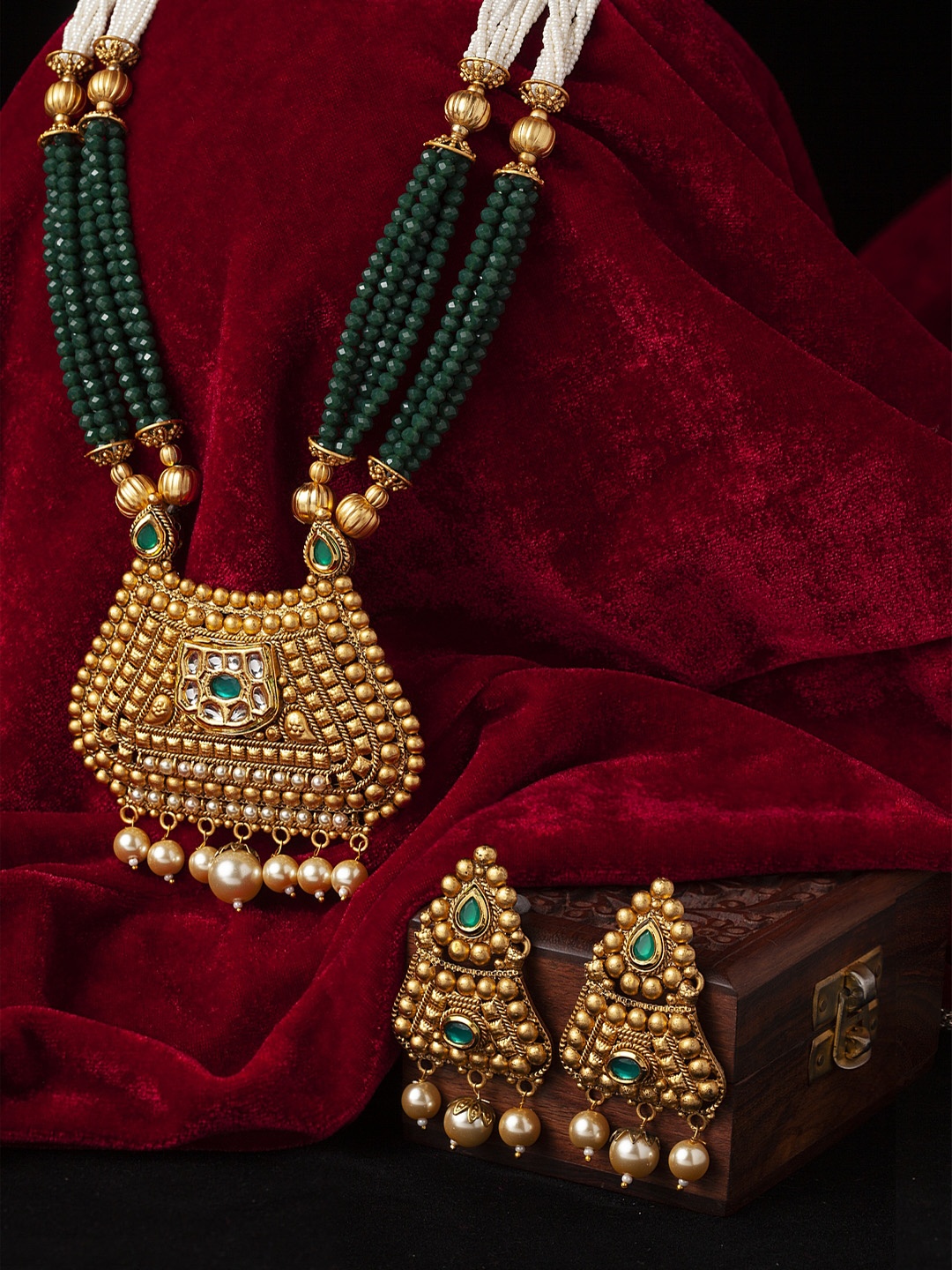 

PANASH Gold-Plated White & Green Kundan Studded & Beaded Handcrafted Jewellery Set