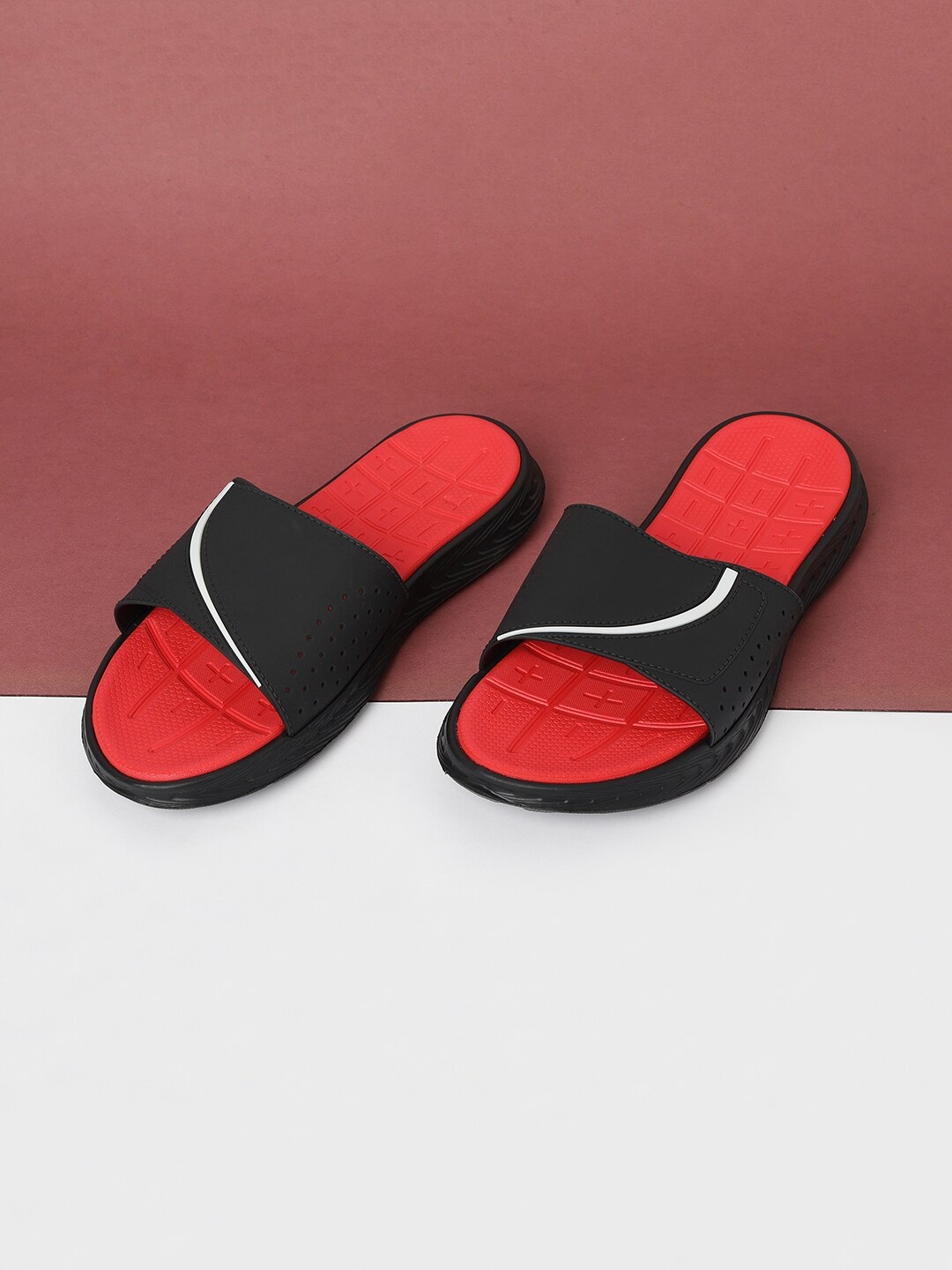 

max Men Red & Black Comfort Sandals