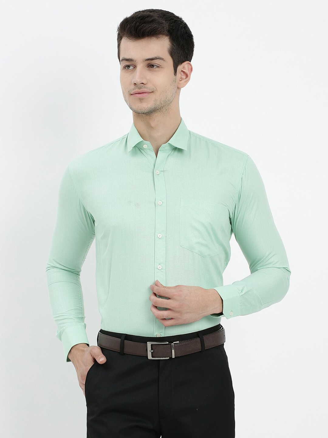 

V2 Value & Variety Men Green Regular Fit Solid Casual Shirt