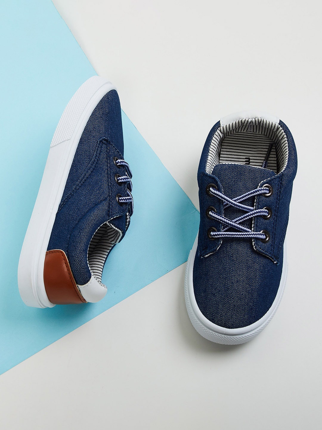 

max Boys Blue Textured Sneakers