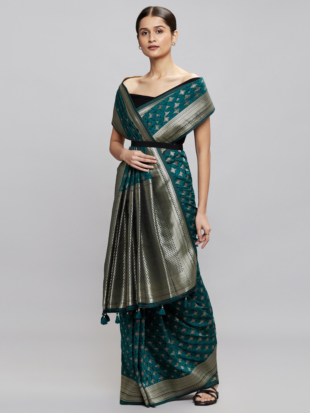 

navyasa Blue & Silver-Toned Woven Design Zari Saree