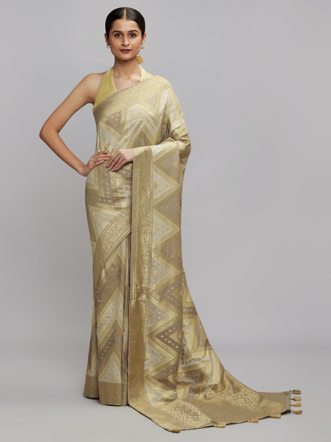 

navyasa Women Gold-Toned & Grey Geometric Zari Saree