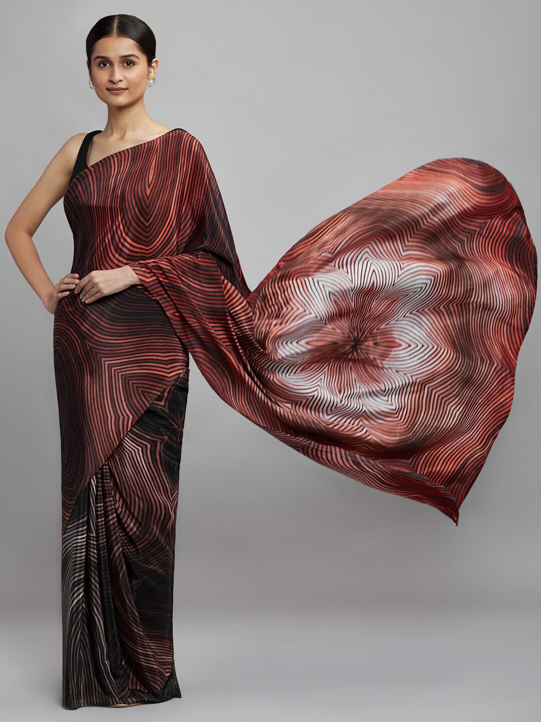 

navyasa by liva Bronze-Toned & Black Crepe Abstract Printed Saree